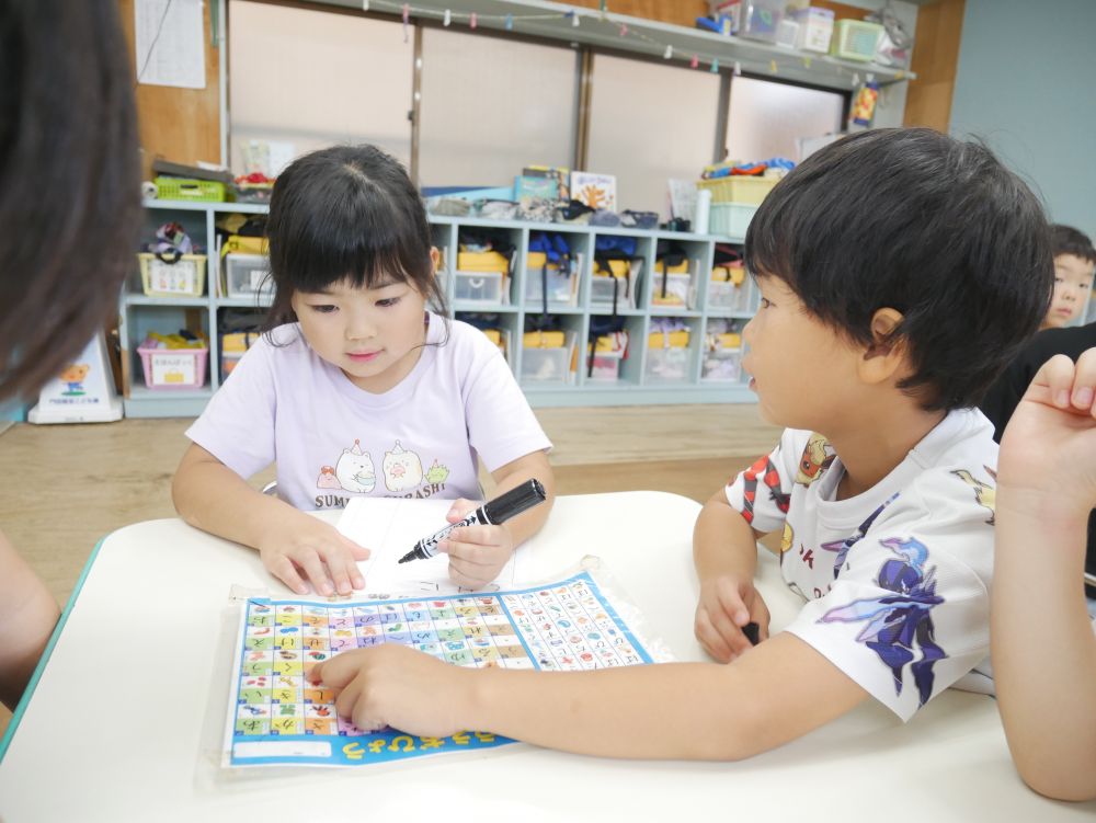 ピカチュウチームも順番に
字が書けないから書かない
と言っていた子もいましたが
友達に「く」なら簡単よ！！
「い」も簡単！！と教えてもらい
文字を書くことに挑戦していました⭐