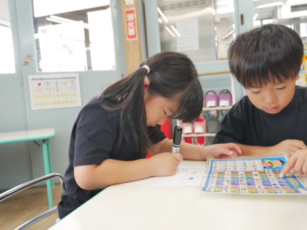 「Cちゃんめっちゃ字上手じゃね♡」
「じゃがいも🥔の“じゃが”まで書いてあげて…」
と得意な子、苦手な子で役割分担していました♪
