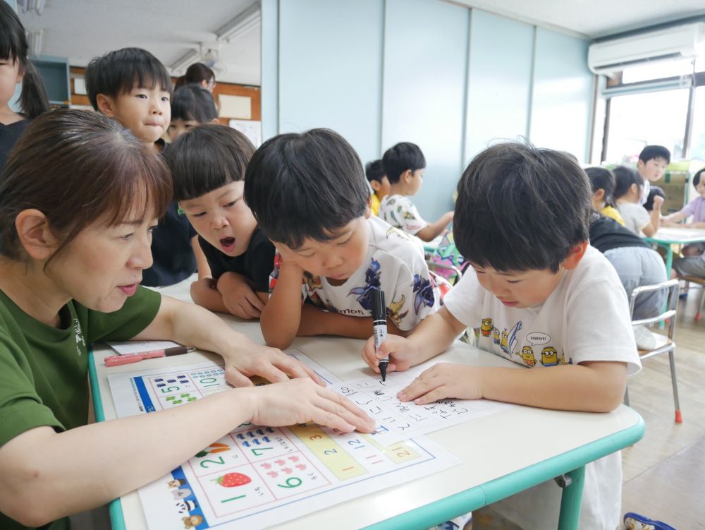 最後は個数を聞いて…
あいうえお表や数字の表を
横に並べよーく見ながら書くKくん
自分の書いた文字を満足そうに見ていました♡