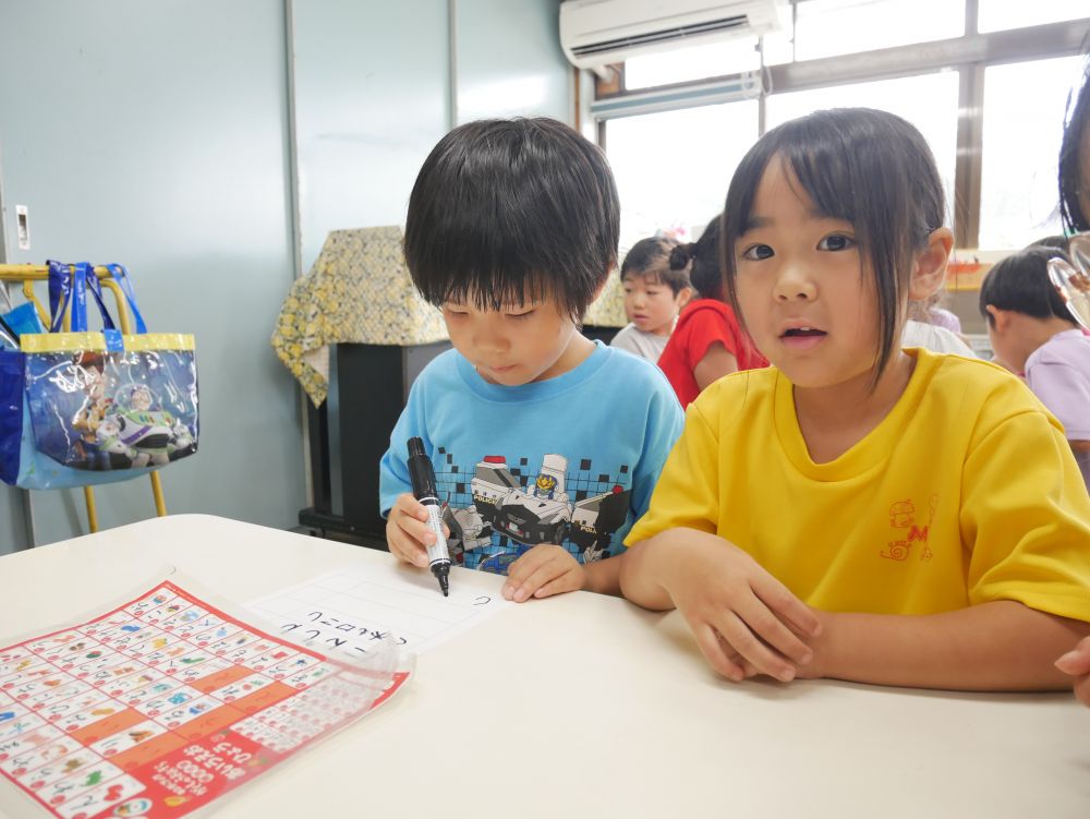 誰が書きだすかなかなか決まらなかった
シンカリオンチーム🚅
誰かが文字を書くときは
他の友達があいうえお表の文字を
指さしてあげる優しさ♡

