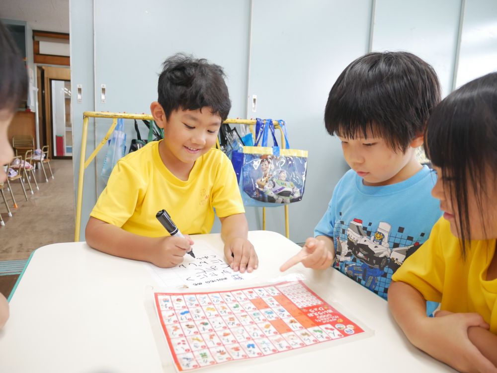順調に書いていると…
途中で何かを言い合っていたので
よーく聞いてみると👂
「とおもろこしじゃなくて”う“だよ」
「”お“でもいいじゃん！！」
「とおもろこしでもいいよね」　と
「う」と「お」の話し合いをしていました😆
最後は…　「とおもロこし」になっていました♡
