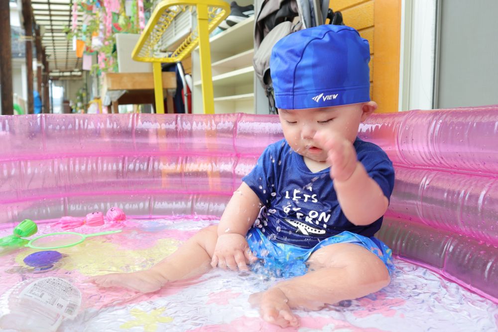 手のひらで水面を叩くRくん
顔に水しぶきが掛かってびっくり！
でもそれが面白くて、何度も繰り返します♡