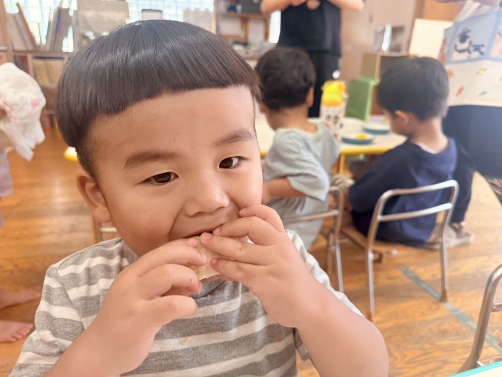 収穫したトウモロコシは、
給食の先生がおやつに出してくれました♥
Rくんは豪快にパクっ！