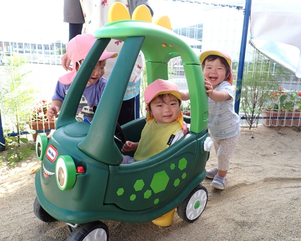 　“きょうりゅう号”
「私が押してあげるね💕」