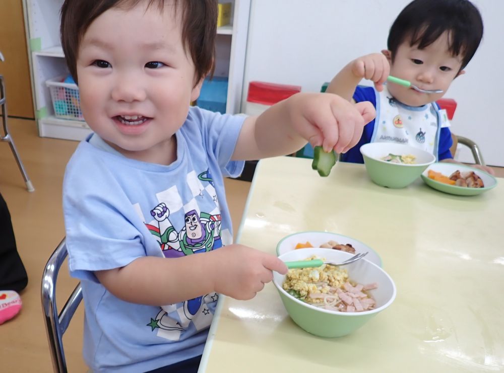 給食も星がいっぱい‼
ニンジンの星☆　オクラの星☆
「あっ、キュウリのお星さま☆」
　・・・保育園で収穫したキュウリだよ⭐