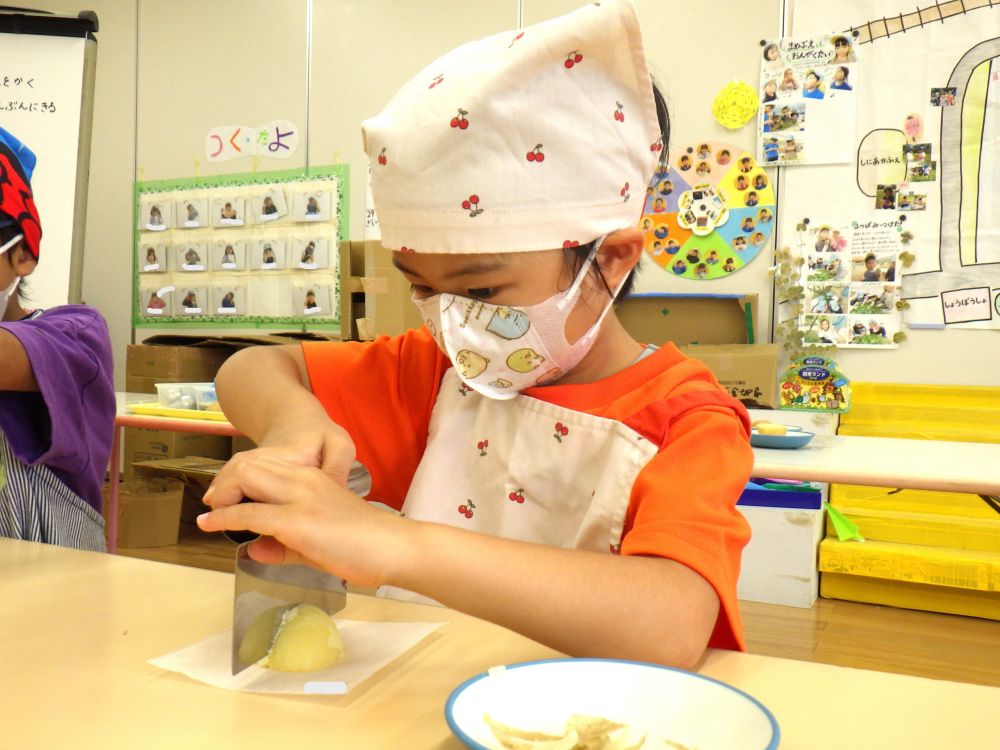 園の畑でできたジャガイモで
【ジャガイモのチーズ焼き】を作りました♪
園で野菜を育て調理して食べることで
農家さんや調理してくれる方に
感謝の気持ちをもって
これからも食事を楽しんでほしいです♡



ジャガイモを茹でた後は
｢あつ！｣
｢ほかほかしてる~｣
と皮が残らないように綺麗に皮を剥きました！
その後はジャガイモに手を添えて慎重に
スケッパーで半分に！
｢切れた~｣
スケッパーを上手に使うキリン組♡
