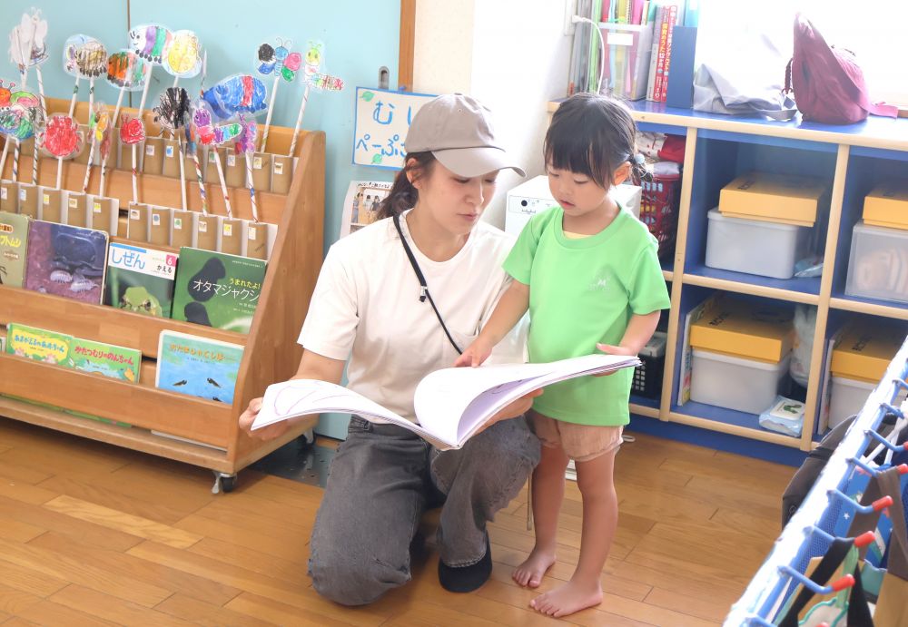 ゆめはうすで楽しんでいることを
おうちの人に教えたり
一緒に遊んだりした保育参加♡



　「Nちゃんね、これも描いたの！」
　「いっぱい描いとるじゃん！」
自由帳を見せながら1ページずつ
紹介！
