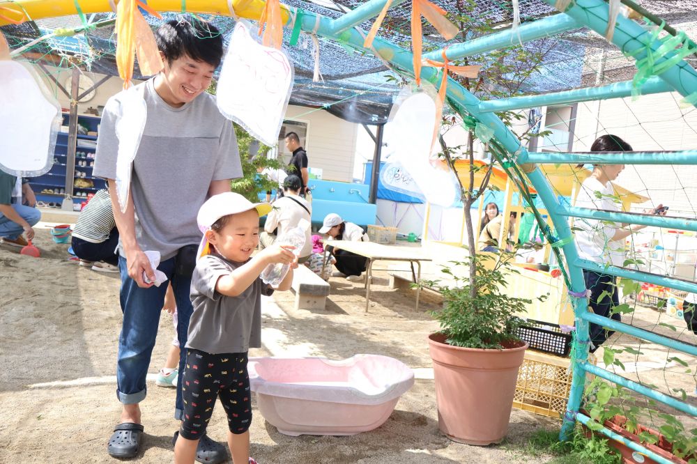 　「えいっ！！」
　「もうちょっと！」
ペットボトルの水鉄砲を使って的当て！
一生懸命押す姿を優しく見守るお父さん♡

保育参加ありがとうございました♡
