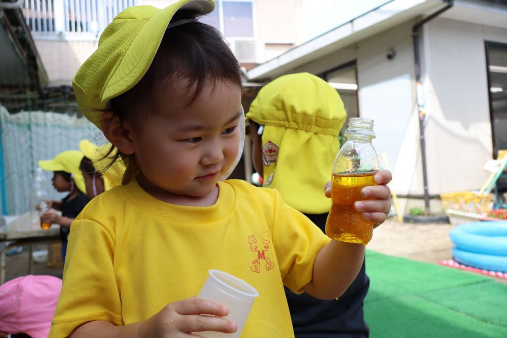 「れもんじゅーすです🍹」
容器に移して
ジュースの完成♡

「これはブルーベリー！」
「いちご味！」

様々なジュースを作って
楽しむクマ・ヒヨコ組さんでした😆