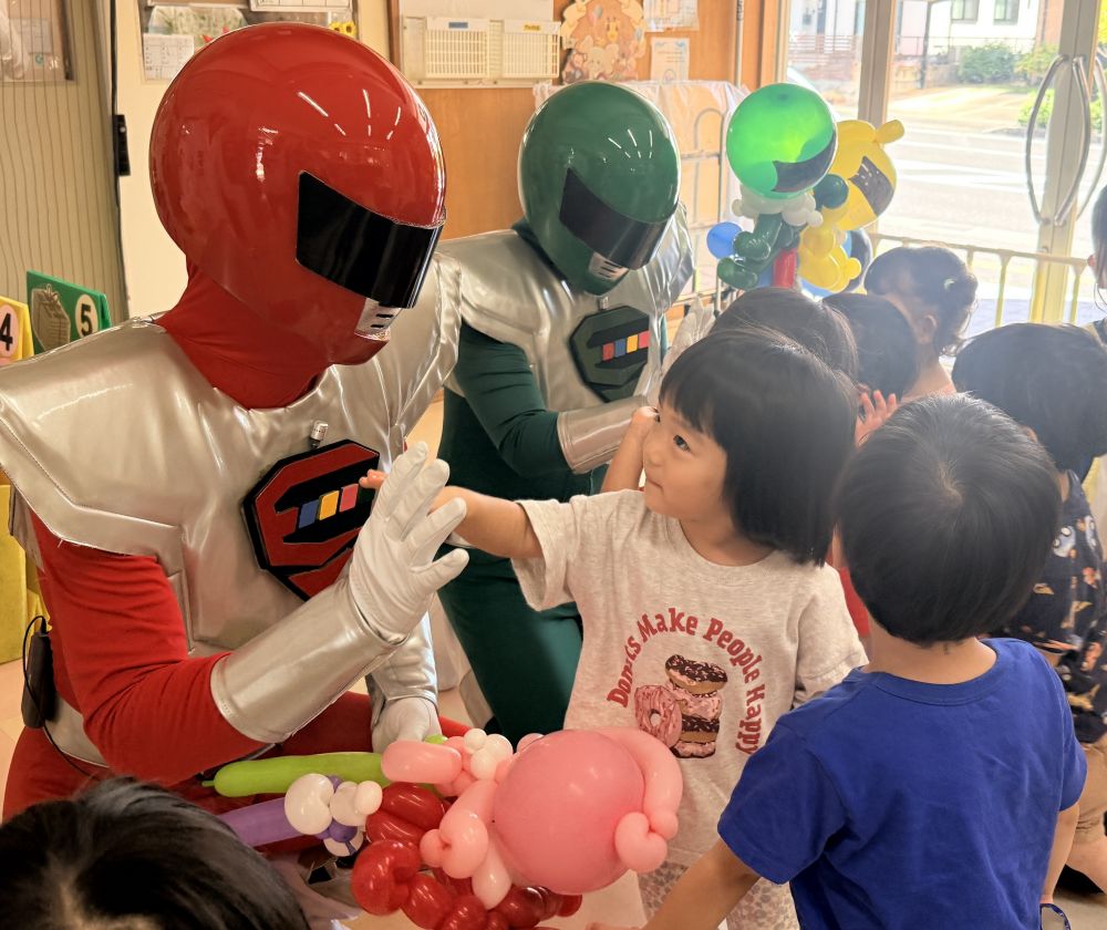最後に、みんなから風船のプレゼント🎁🎈

エコレンジャーとのお約束☝️
①残さずご飯を食べる！
②ゴミはきちんと分別する！

約束を守って、
今日はみんなパクパク給食を食べたよ☺️