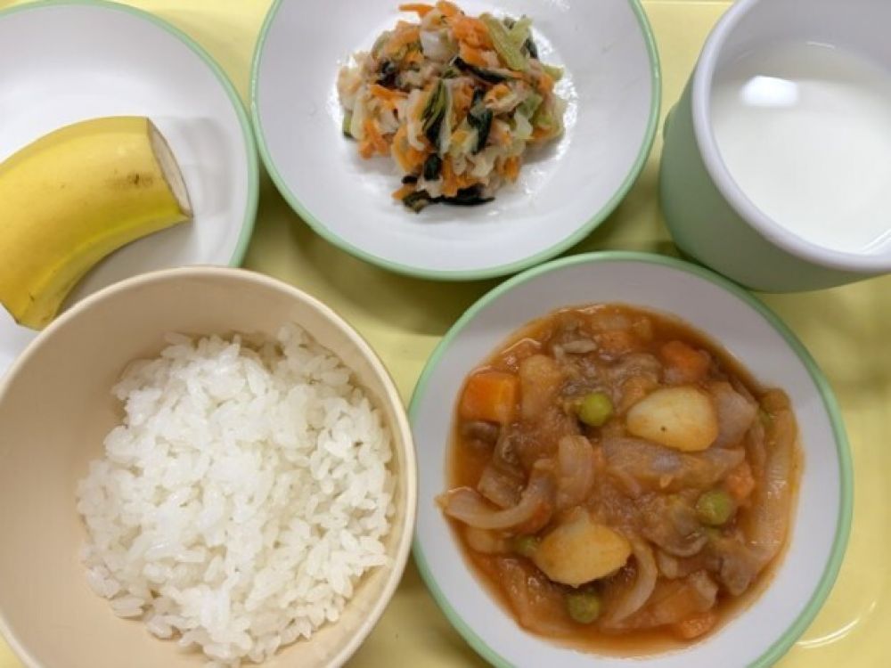 ご飯

洋風トマト肉じゃが

キャベツとツナのサラダ

バナナ

牛乳