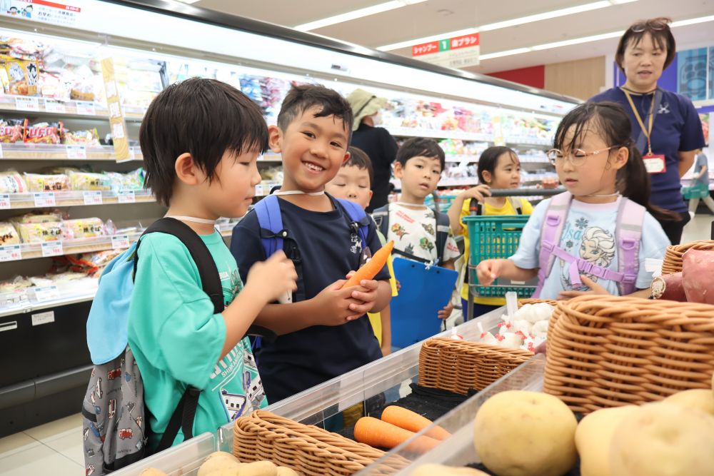 野菜コーナーを通り過ぎ、最初に買うのは≪お肉≫
「あった！！」と見つけたのは〔牛肉〕
みんなが買うのは［豚肉〕と教えてもらって
〔豚肉〕を買いました。

≪野菜コーナー≫
ここではトマト・人参・トウモロコシを買います。

「あった～！」と見つけてにっこりのA君

