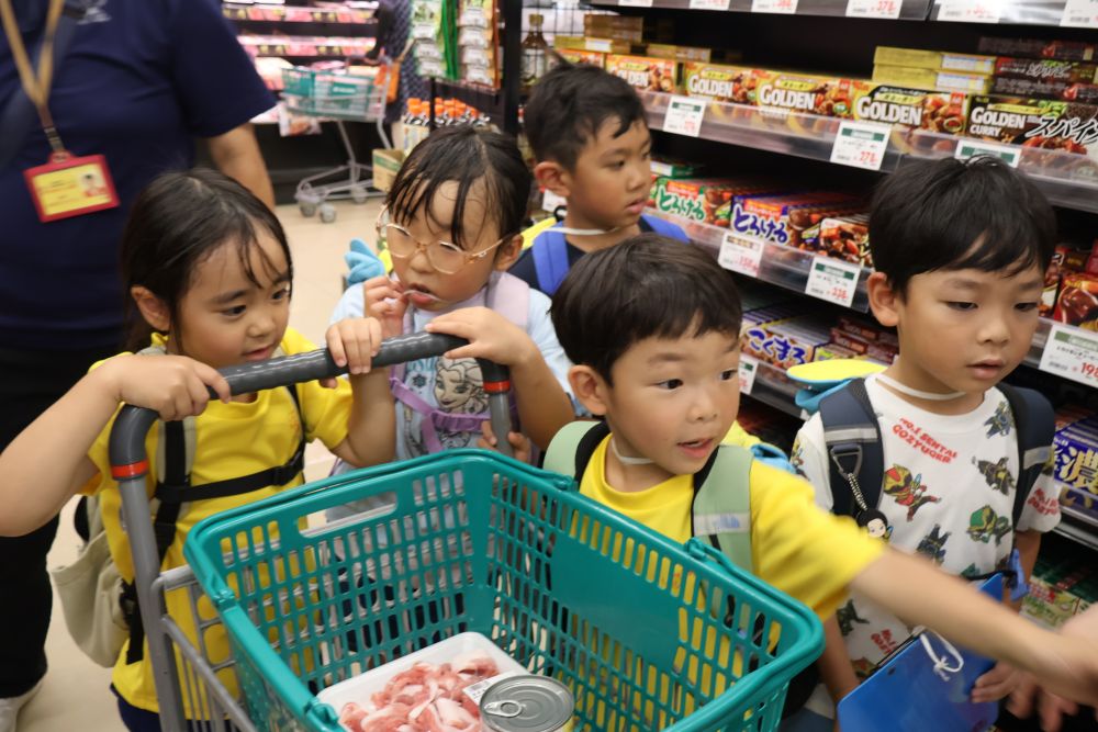 残るは〔カレールー〕
たくさんあるから選んだルーをかごに入れると
買い物もいよいよ終盤。

カートを囲み、みんなで意気揚々と
レジへ向かいました。

買った食材は分担してリュックに入れて持ち帰りました。
美味しいカレーができるますように💕　