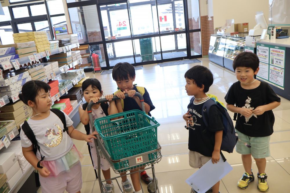 
やっとピカチュウチームが買い物に行く番に♡

「とりにく150個（150ｇ）あるかな～」
「おれハローズよく行くから場所わかるよ！」
「おれは買い物いっつもエブリイ行く！」
ハローズに向かう道のりですら楽しい♡


ハローズに着き
買い物メモを見ながら買い物スタート！
鶏肉を見つけ、次はにんじん１本！
袋に５本入りのにんじんは見つけたけど
これじゃ多すぎる ・ ・ ・
バラ売りのにんじんを見つけられずさまよっていると
店員さんを発見👀！

「にんじん１本どこにありますか？」
恥ずかしがることなく
店員さんに問いかけたＭくん
教えてもらい無事にんじんを発見🥕


