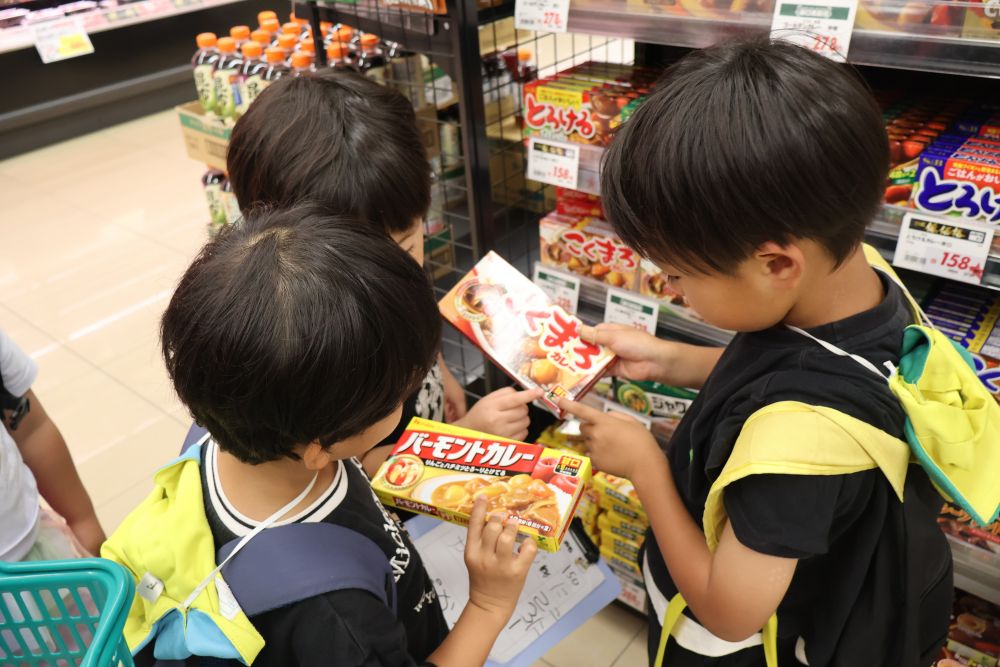 
じゃがいも🥔ナス🍆と無事にみつけ
次はカレー粉！

まずバーモンドカレーの辛口を手にとったＲくん
すると
「まって！これレベル強いわ！！」
辛さの数をみて
レベルの強さに例えるピカチュウチーム
さすがです（笑）

「こっちはレベル２，このレベル１が一番弱いよ！」
みんなで相談して
バーモンドカレーの甘口に決定♡


