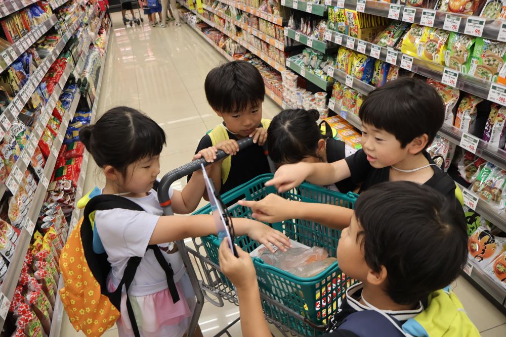 
最後にメモを見ながら確認！
「にんじんは・・？」
「ある🙆‍♀️」
全てのものが揃い、買い物終了✨


おいしいカレーができるといいな♡