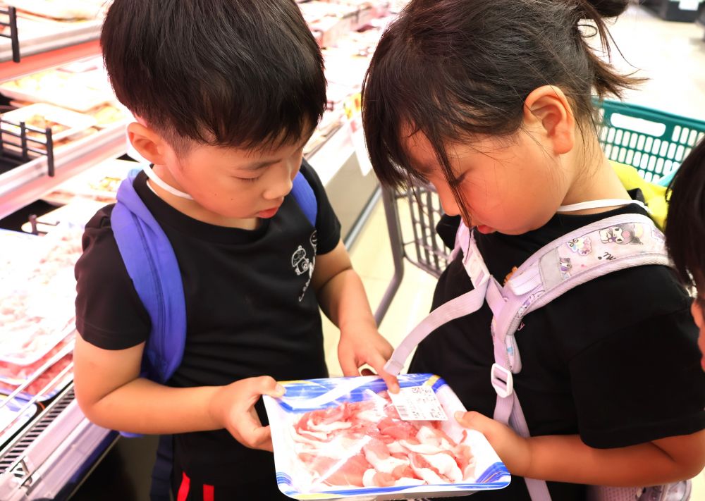 お泊り保育の買い物の日
ハローズまで歩きながら

「お泊り保育のカレー楽しみじゃねー」
「カレーの肉は豚の肉買うんよー」
「この前ハローズに行ったらとうもろこしあったよー」

自分たちで作るカレーが楽しみで
お泊り保育が待ち遠しい様子♡

ハローズに着いたら
「何から買う？」
「ぶたにくじゃけー肉売り場よね」
「こっちこっちー！」

「これであっとる？」
「180ってどこみるん？」

みんなでしっかり確認します