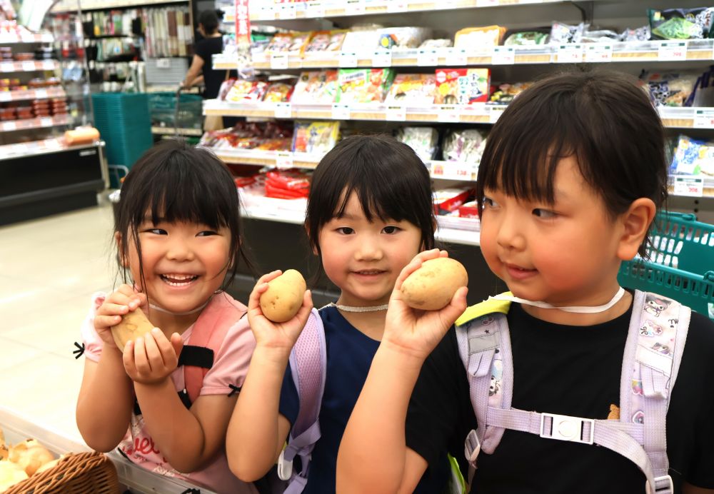 そのあととうもろこし、じゃがいもを野菜売り場で発見！

「このとうもろこし、、、黄色すぎん？？」
「とうもろこし、白いのが美味しいみたいよー白いの探して！！」
おうちの人と買い物に行ったときに
教えてもらったプチ情報！
役にたちますね♡♡

じゃがいもはメークインと男爵イモで悩みながら
「せんせーどうちがうん？」
「ピーラーでむきやすいのはツルンとしたやつよ」
「じゃあこっちじゃね！」

最後にカレールーを買ってお泊り保育の買い出しはバッチリ☆

ハローズから園に帰る道中も
自分たちで選んだ材料を使って
料理出来る事を楽しみにしながら
「早くお泊り保育にならないかな～」
とワクワク♪

買い物を通して食材への興味関心を深め、
友達と協力することの大切さなど
とっても貴重な体験になりました。
あとはお泊り保育の日をまつまでですね♡
