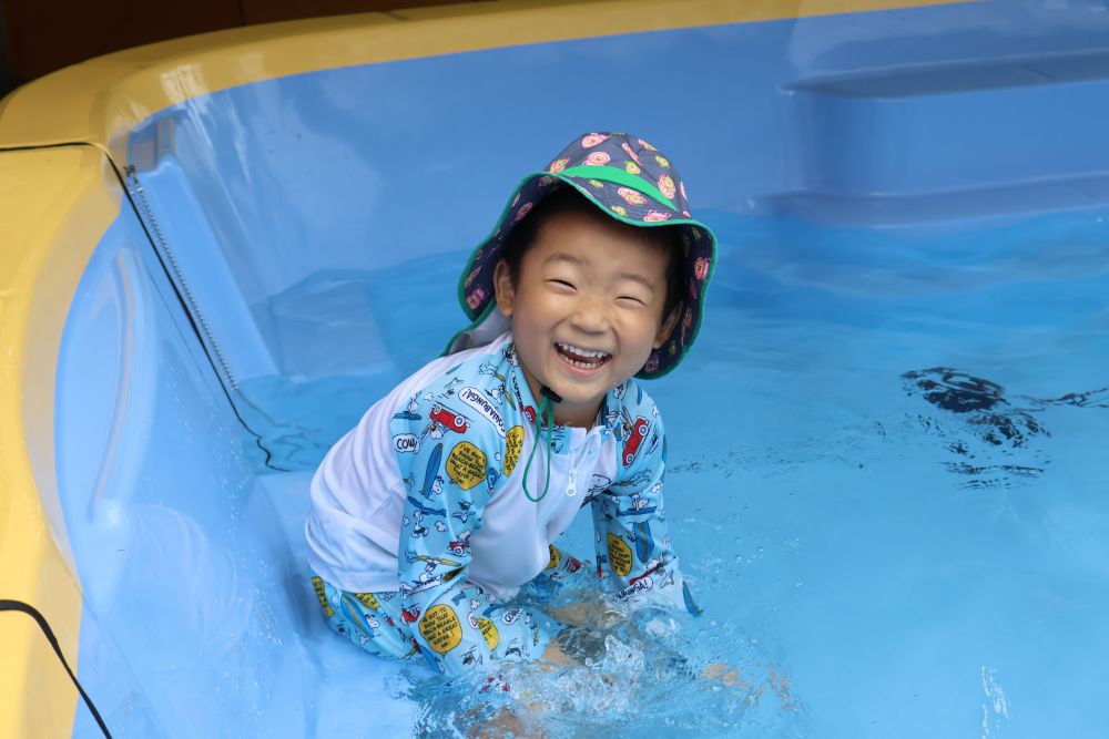 どの子もプールに入ると、この笑顔😆
友達と入るプールは、特別楽しいようです！！
この夏、プール遊びを思いっきり楽しもうね～🎵