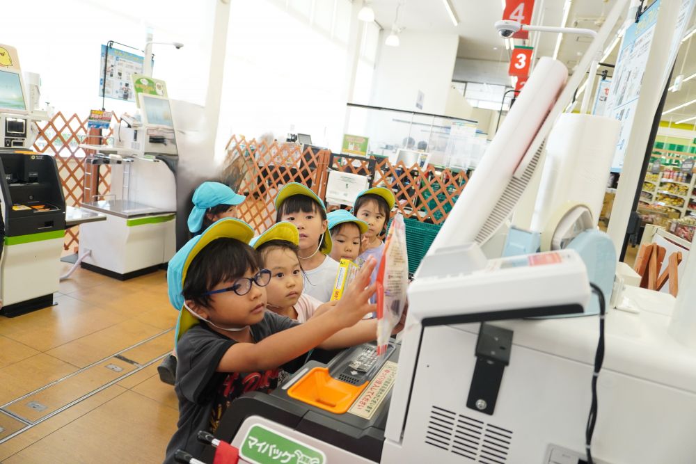 どんどん買うものをカゴに入れていき
カゴも重くなってきました！！
「全部買えたね！！」
「次はレジじゃ！！」
「ここよ！！ここ～！！」

みんなが行ったのは
なんとセルフレジ！！！！
いつもおうちの人とやっているのかな？
なんだかみんな手際が良い♪
そしてみんなが出来るように
順番に並んで、ピッ！！
無事に買い物できました！！！！

この材料で
おいしいカレーを作るぞーー！！