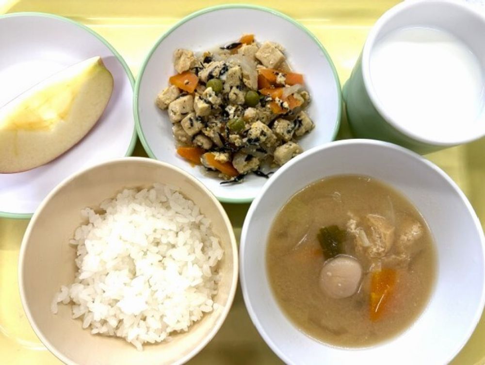 ご飯

高野豆腐の卵とじ

里芋のみそ汁

りんご

牛乳