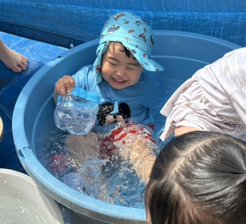 暑い日のプールは、気持ちいい！！

水が大好きなUくんは、体ごと浸かって遊びます♪
「きゃー！！！」
ジャンプして水に浸かったり、
バタ足したりと全身で水を感じて大喜び✨
