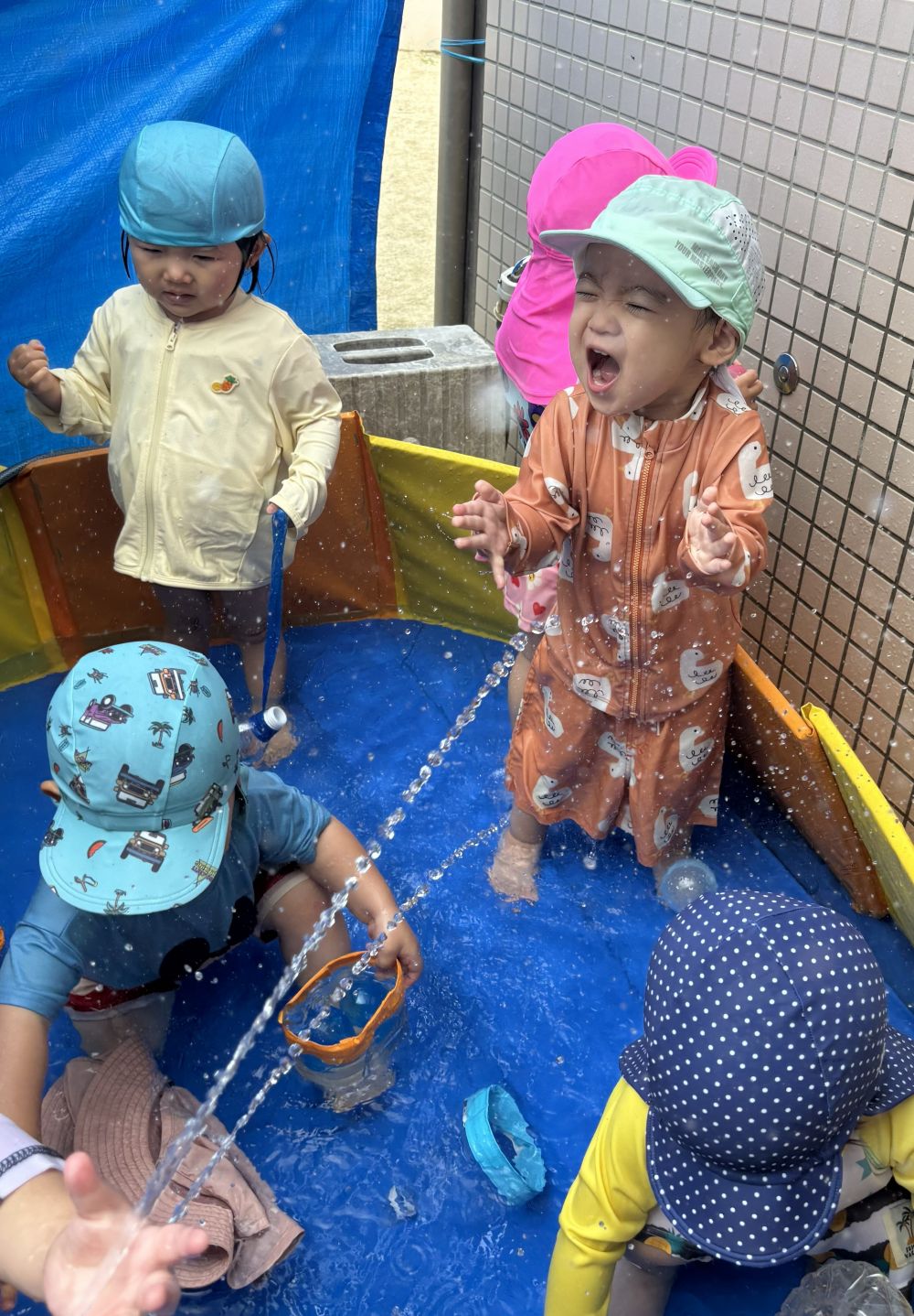 Iくんは、水がかかるのが楽しくってこの表情！！
ホースから出てくる水に興味をもって、
自分から何度も近づいていました！