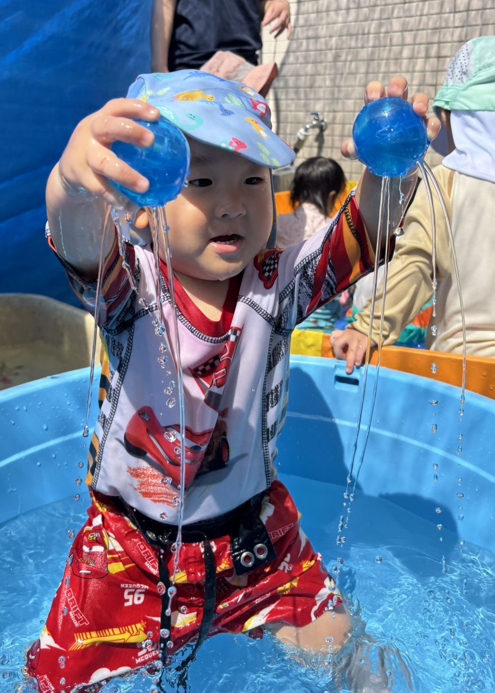 カプセルのおもちゃで遊ぶOくん・・・
穴からジャーっと出てくる水をじっと見て楽しみます。
持ち上げてシャワーのように流したり、
体にかけたりして遊んでいました！

まだまだ暑い夏、思いっきり水で遊ぼうね✨