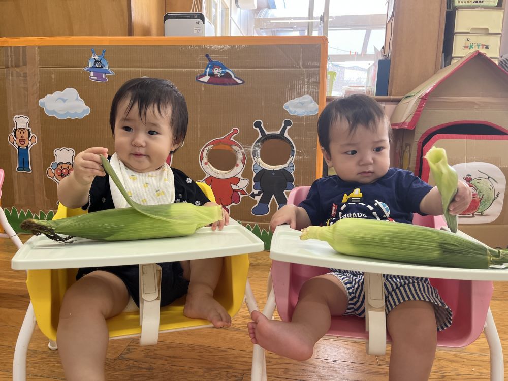 皮をむこうとするHちゃん。
初めはびっくりしてさわれなかったけど
徐々になれ、とうもろこしの皮を持てたよ！