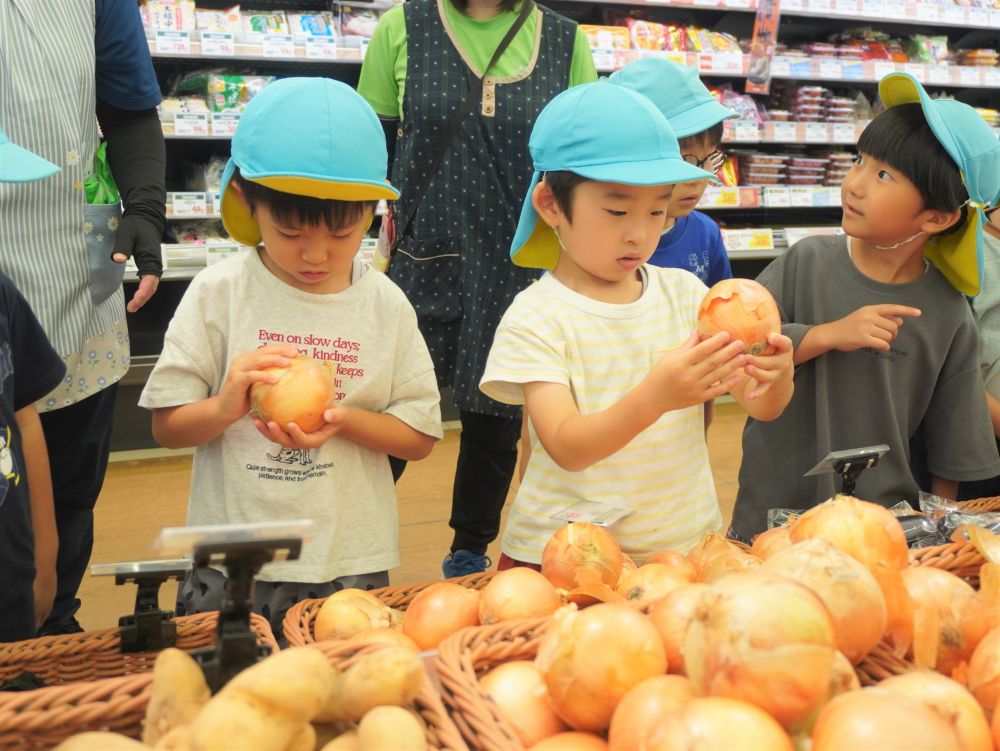 園の友達と買い物なんて行くことないから新鮮！ワクワク♡
食材がある場所や種類など
知っていることをみんなで共有しながら買い物してきました！



買うものリストを見ながら買うものを探していきます！
「どれがいいかな？」
「これが大きいんじゃない？」
「どうしよう・・・」
全部同じ玉ねぎに見えますが…
大きいものやおいしそうなものを悩みながら選んでいます♡