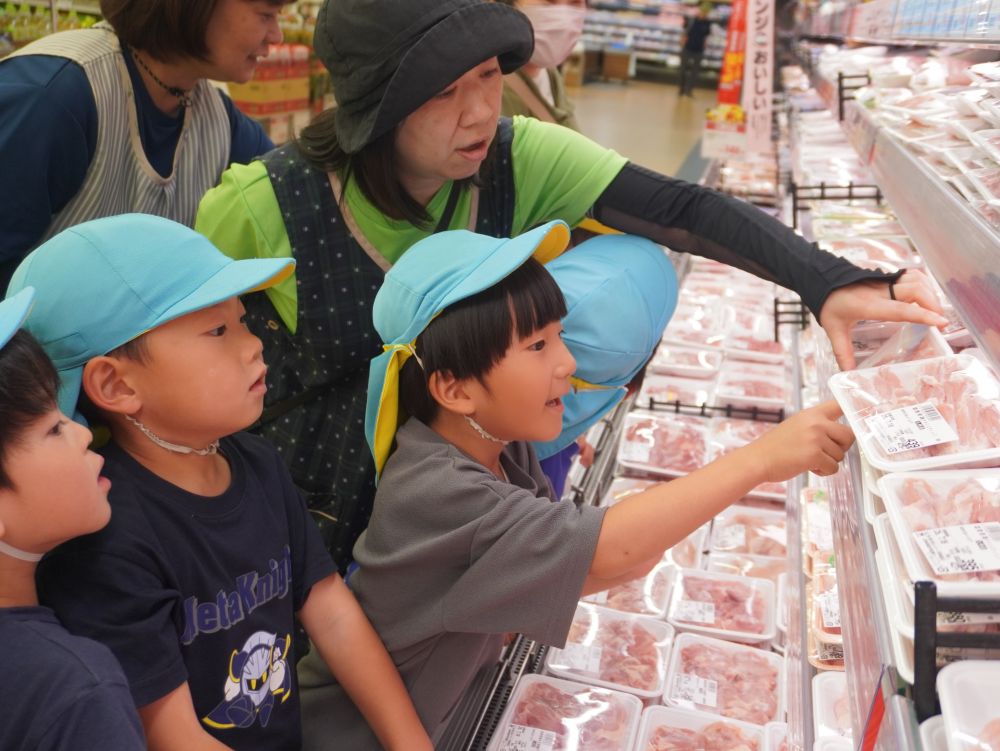 「鶏肉ってどれ？」
「これは豚…」
「あった！これじゃん！」
「200グラムだって！」
「ここを見たらいいよ！」
本田先生が教えてくれましたが・・・
「422・・・」
「それ値段！！！」
「4779・・・」
「それ住所ー！！！」
つっこみどころ満載で楽しい買い物です♡