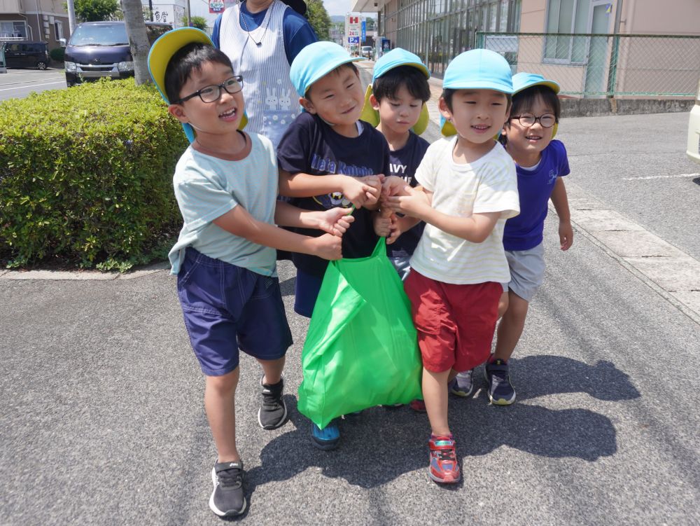 一通りの買い物を終えお金も払い終わってさあ帰ろう！！
「重いーーー」
「手伝う！」
「一緒に持とう！」
「僕も持ってあげる！」
逆に持ちにくくないか・・・？
何度も立ち止まって
持ち方を変えたり助けをもっと呼んだり…
ゆめはうすまでの距離が長く感じた帰り道…
これもいい思い出ですね♡
園にお泊まり！　みんなで楽しむぞー！！