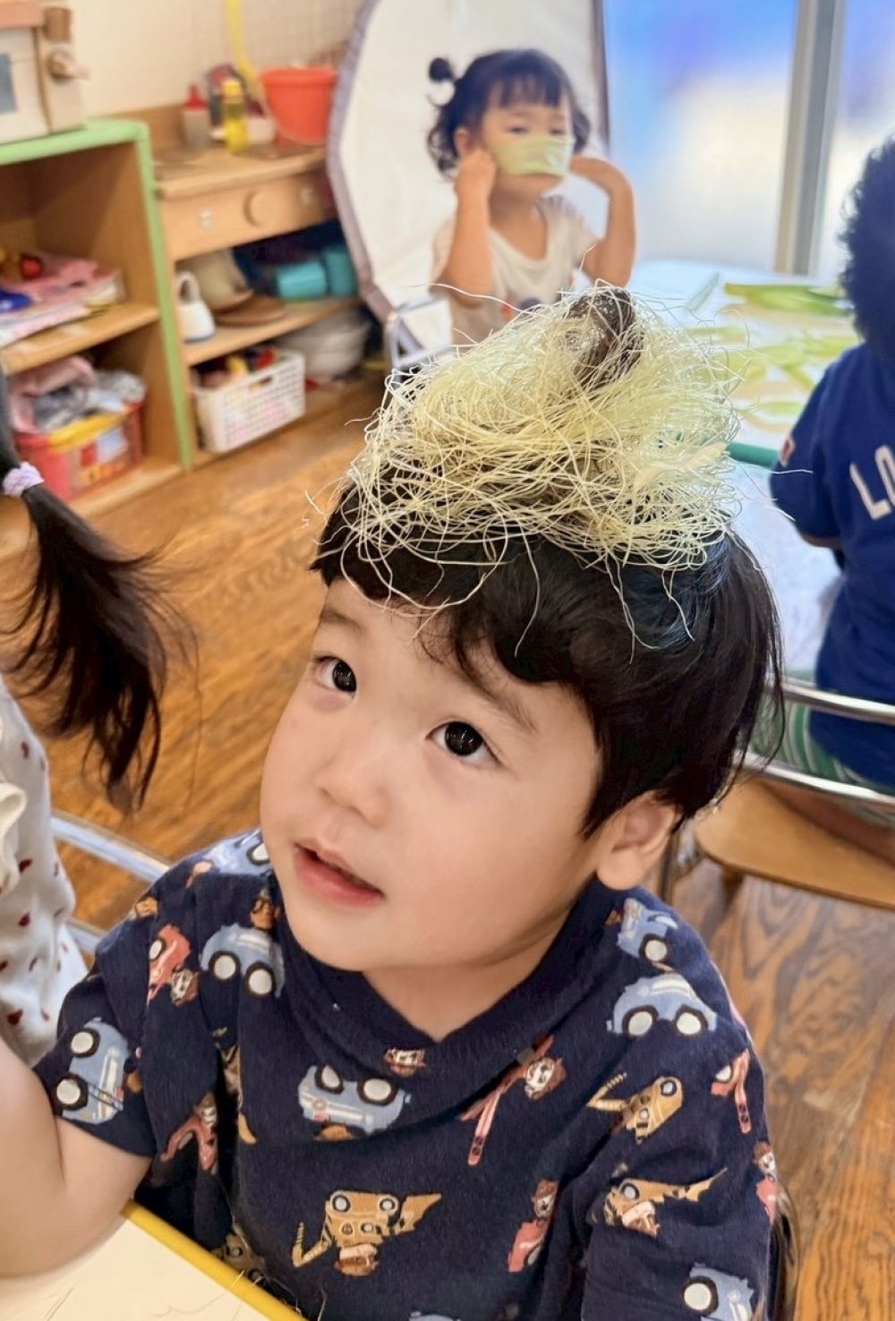 Yくんは、
とうもろこしのヒゲを頭に乗せて…

「かみのけ～もじゃもじゃ～😆」

みんなで、剥いだとうもろこしは、
明日の給食に出てきます💕
お楽しみに✨️
