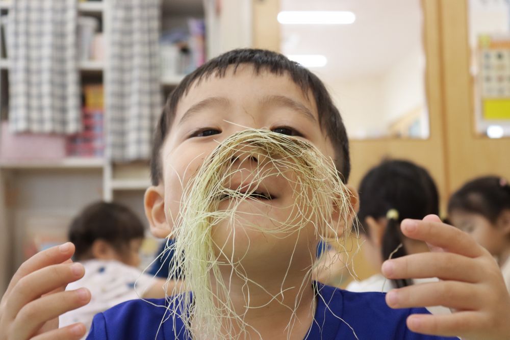 トウモロコシの皮を剝いたら
「おヒゲが生えちゃった」