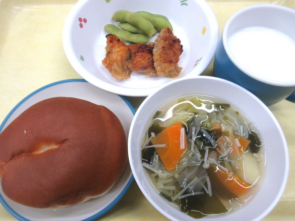 ロールパン

ジンジャーチキン

枝豆

キャベツとワカメのスープ

牛乳
