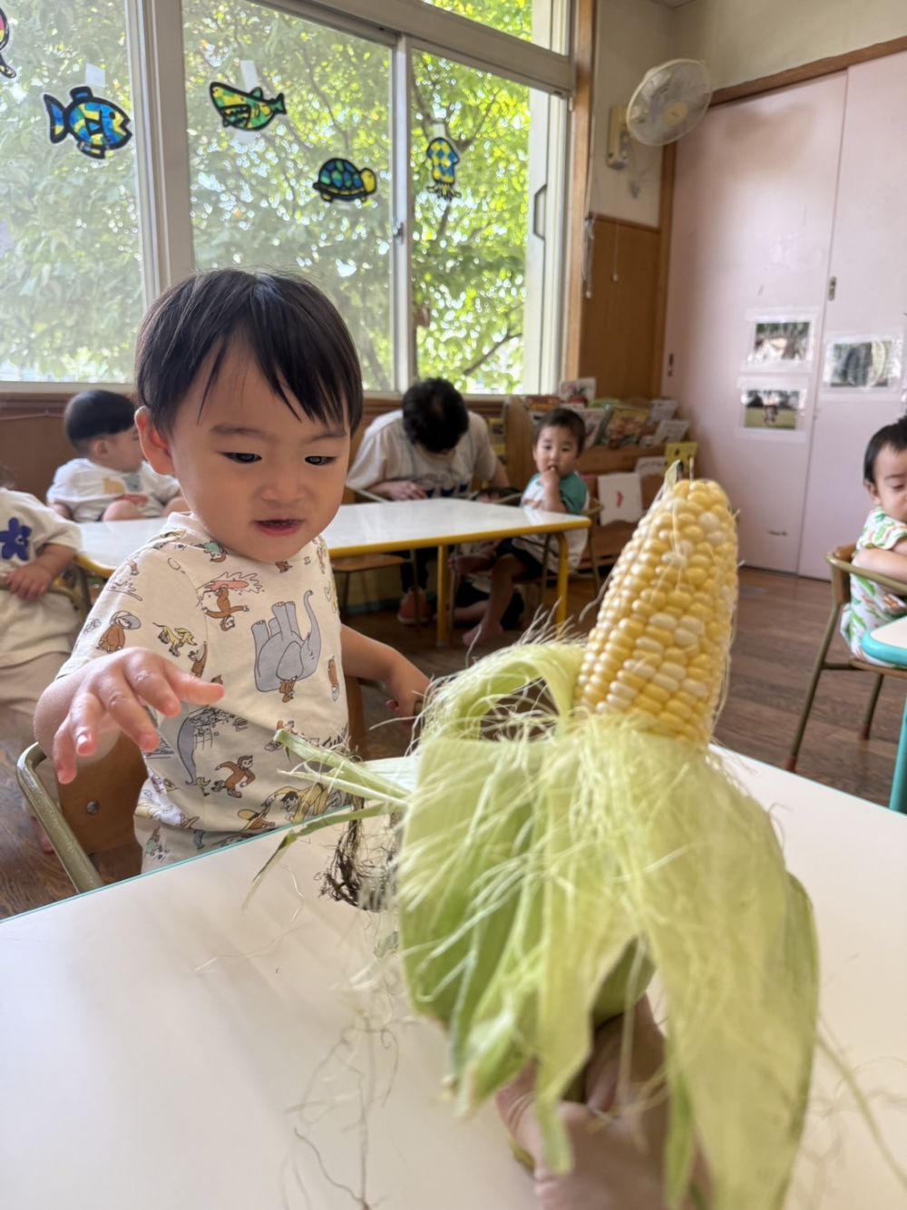 「トウモロコシ！！」
皮からでてきた実を指さして、ニッコリのAくん✨️
近くで嬉しそうに見ていました