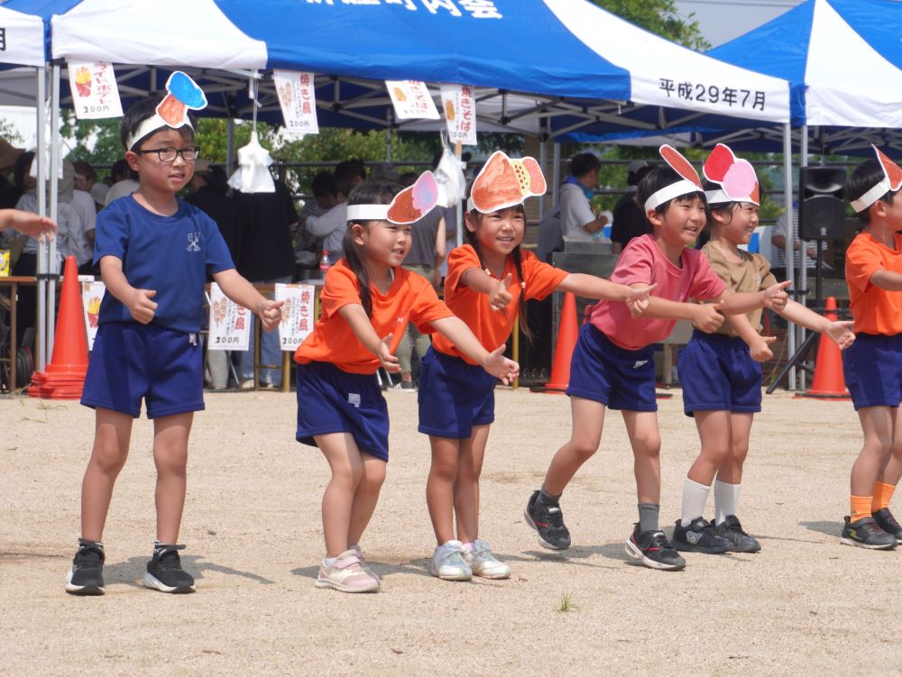今年は夏祭りと園にお泊まりが一緒の日！！
楽しみがいっぱい詰まった１日です♪



頭には手作りのお面！
それぞれが好きなアイスを描きました♡
暑さを吹き飛ばしてくれそうないい笑顔です♡
