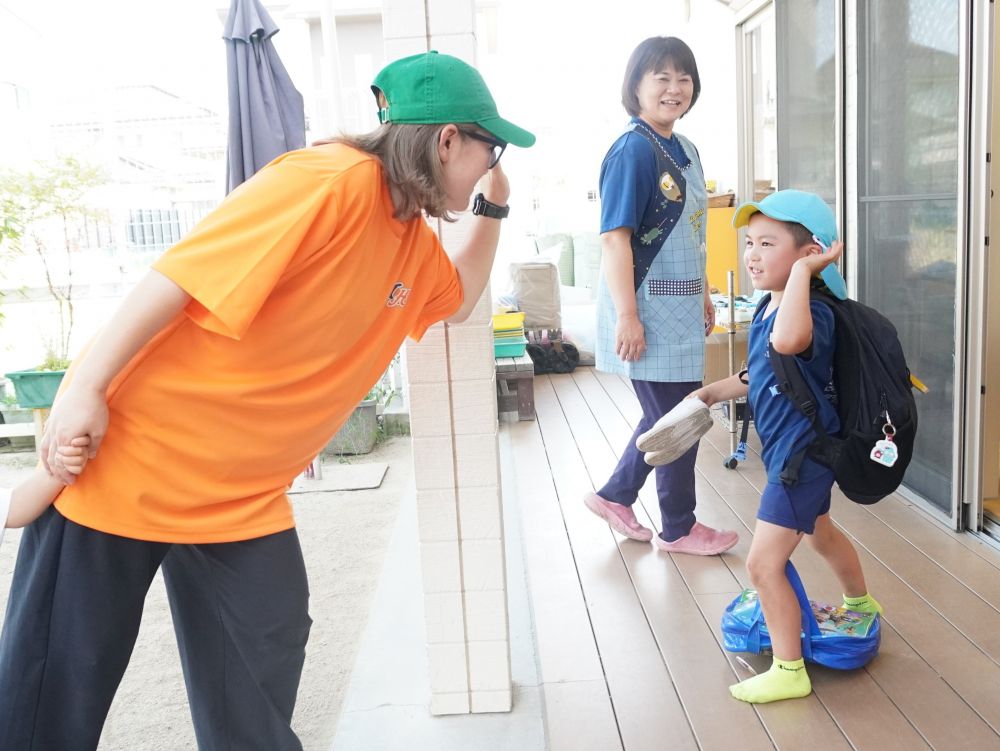 待ちに待ったお泊まりの日♡
子どもも大人も
ワクワク・・・
ちょっぴりドキドキ・・・
楽しい思い出作ろうね！♡


おかあさんとハイタッチして
「いってきまーす！」
