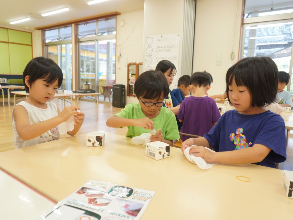 【ハンカチの玉ねぎ染め】

園庭の畑で育てた玉ねぎ！！
川を剥いて･･･　煮出して･･･　
色を出してハンカチを染めます！
玉ねぎの皮を鍋で煮だしている間に模様作り♪


「ビー玉は１人３個だって！」
「ゴムも３個･･･」
数を数えながら必要な材料は自分で準備し
ビー玉を輪ゴムでクルクル縛る！
「てるてる坊主みたいー！」
指先を器用に動かして縛ります