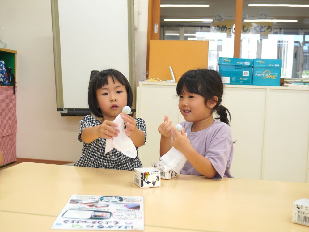 「これで合ってる？」
「できてるできてるー！」
ビー玉付け完成♡