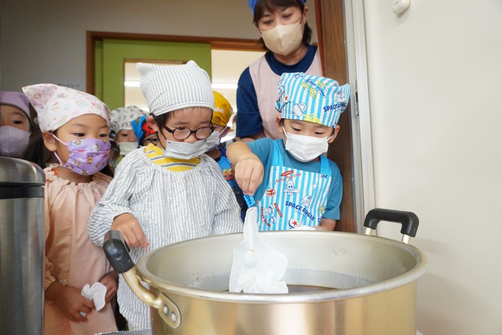 時間を置くと・・・
透明だった水の色が変わった！！
そこにハンカチを入れていきます
そしてまたしばらく待ちます・・・