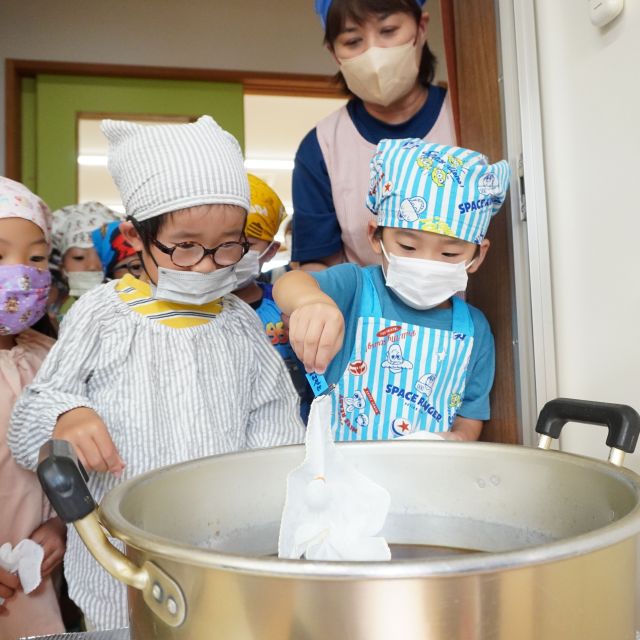 ＊　５歳児　園に泊まろう！【玉ねぎ染め②】　＊