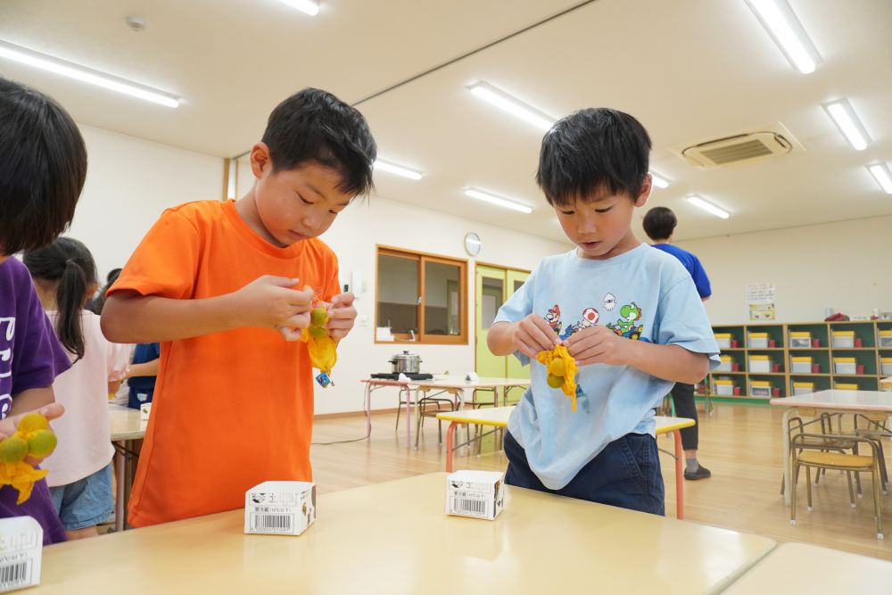 ハンカチが染まったみたい♪
取り出してみたらきれいな黄色に大変身！！
輪ゴムをほどいてビー玉を取ります！