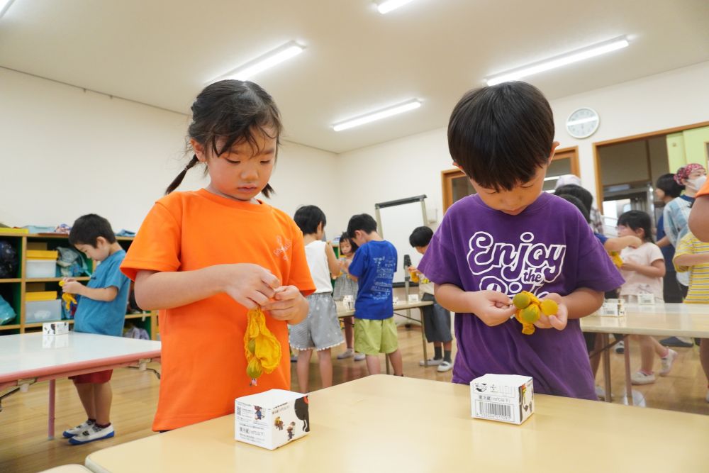 付けるよりも取るほうが難しい･･･？
とても集中しています！
「どうなってるのかな･･･」
「模様付いてる？」
ドキドキ･･･　ワクワク･･･♡