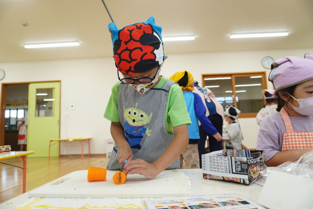 にんじんを包丁で切っていきます
猫の手が上手なTくん！！
おうちでお手伝いしたことあるのかな♡