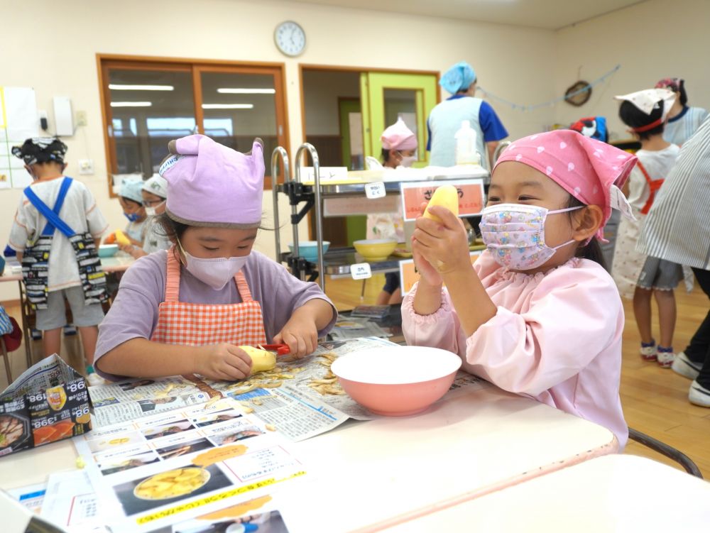 じゃがいもの皮むきに挑戦！
ピーラーも意外に難しい！！
反対の手でじゃがいもをしっかり固定して剥いていくHちゃん
「つるつるになったね～♡」
楽しそうなSちゃん♡