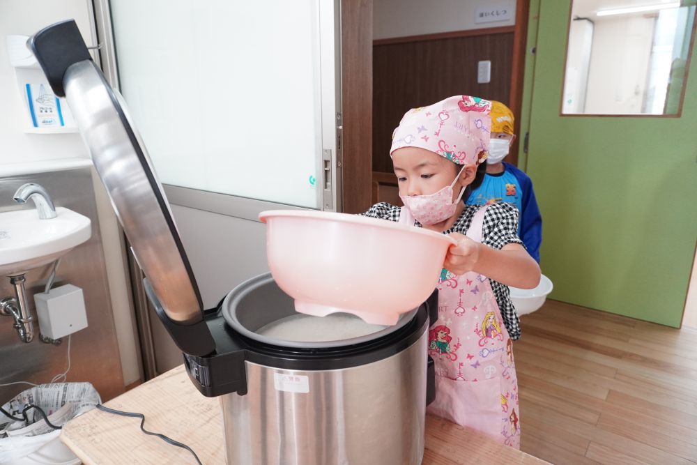 【材料】
牛肉　人参　じゃがいも　ピーマン

カレーには白米もたくさんいるね♡

お米担当のUちゃん！
水をボールに入れ、ゆっくり炊飯器まで歩き・・・
こぼれないよう慎重にいれます
