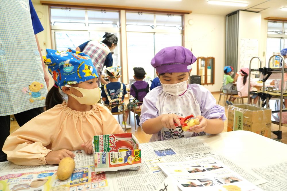 「ここも皮とるんよね～」
丁寧にむくTちゃん☆

「手気を付けてね♡」
その姿をそっと温かい眼差しで見守るIちゃん
