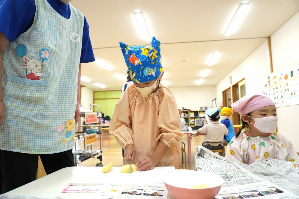 ジャガイモは丸いためすべりやすいことを実感！
手を気をつけながら食べたい大きさにカットするIちゃん♡