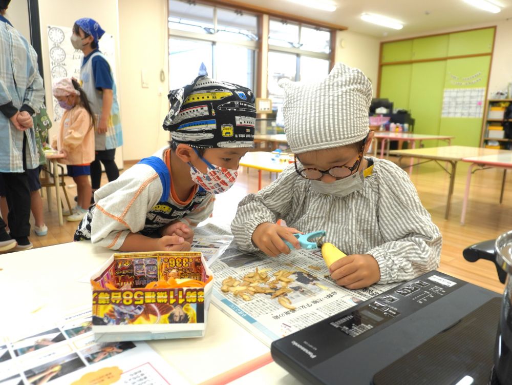 【材料】
鶏肉　人参　じゃがいも　玉ねぎ


「ここ一回じゃとれんね～」
「何回も（ピーラー）やってみる？」
自分たちなりに考えチャレンジ☆